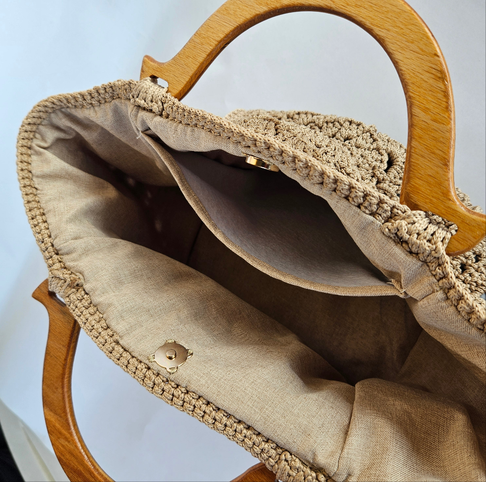 Queen beige crochet bag