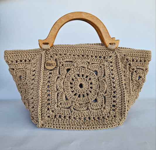 Queen beige crochet bag