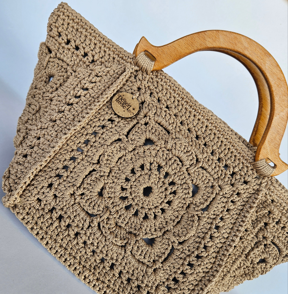 Queen beige crochet bag